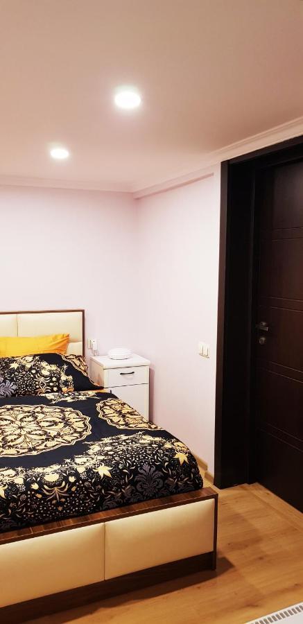 Bright And Cozy Apartment On Aghmashenebeli Avenue Tbilisi Exterior foto