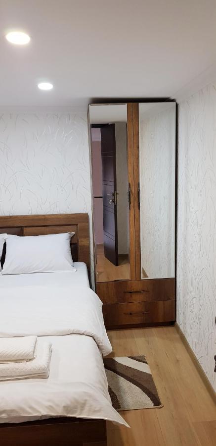Bright And Cozy Apartment On Aghmashenebeli Avenue Tbilisi Exterior foto